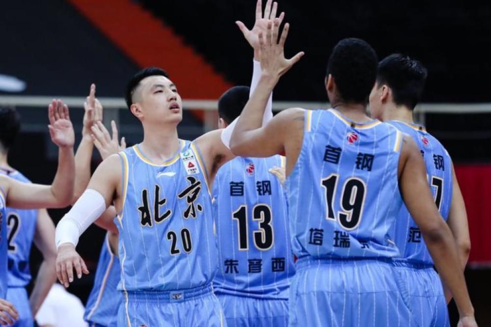 一向以干练帅气形象示人的余男头顶蓬松卷发化身警队黑客Jackie，眉钉、鼻钉造型十分抢眼，同时她也以柔弱怕事的人物性格完成造型和角色的双重突破